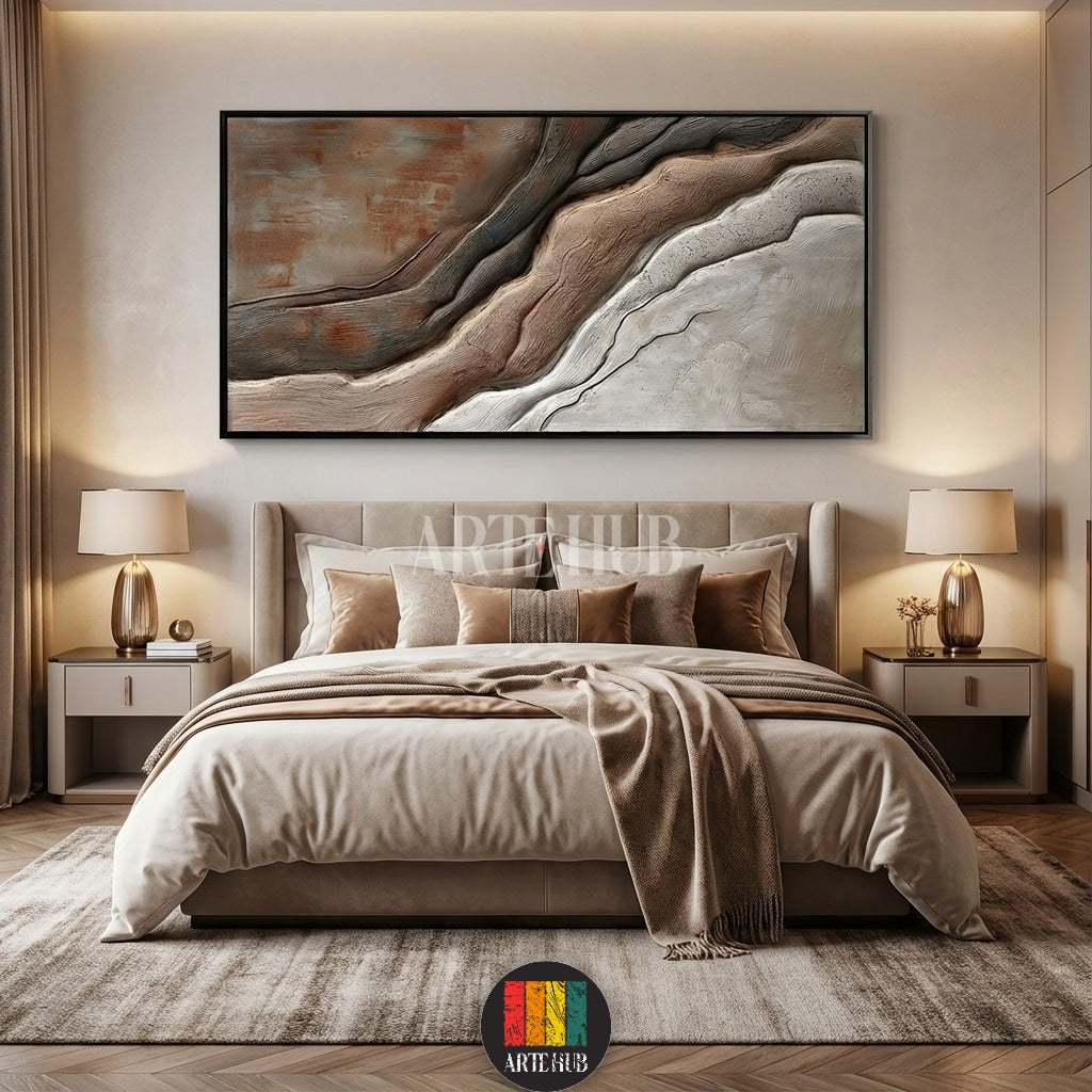 Detailed abstract textured canvas art in earthy tones (brown, beige, grey, white) resembling natural layers, displayed above a modern bed. Perfect contemporary wall decor for homes in Egypt.
تابلوه فني تجريدي كبير textured بألوان ترابية (بني، بيج، رمادي، أبيض) يشبه الطبقات الطبيعية أو الكثبان الرملية، معروض فوق سرير مودرن. ديكور حائط عصري مثالي للمنازل في مصر.