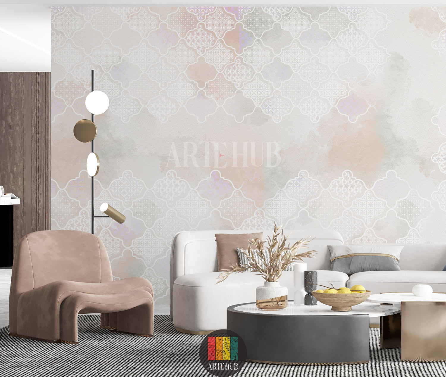 Elegant living room featuring Alhambra Moroccan pattern wallpaper with a soft watercolor blend of pastel hues. A golden pendant light hangs above a wooden table with rattan chairs. Ideal for modern Egyptian home decor.
غرفة معيشة أنيقة تتميز بورق حائط Alhambra بنمط مغربي وألوان مائية هادئة. ثريا ذهبية معلقة فوق طاولة خشبية وكراسي من الخيزران. مثالي لديكور المنازل العصرية في مصر.
room: living room