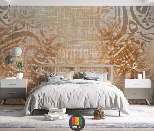 Full shot of a contemporary bedroom featuring a custom Arabic calligraphy wallpaper with a burlap-like texture. The warm, abstract design enhances the elegant Egyptian decor. Includes a bed, bedside tables, and hanging lamps.
صورة كاملة لغرفة نوم عصرية مزينة بورق حائط بتصميم خط عربي مميز على خلفية نسيجية. يضيف التصميم الدافئ والأنيق لمسة ديكور مصرية راقية. تظهر السرير والطاولات الجانبية والإضاءة المعلقة.
room: bedroom