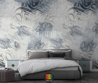 A stylish bedroom featuring a wall covered in grey and blue abstract watercolor Arabic calligraphy wallpaper, perfect for modern Egyptian home decor.
غرفة نوم أنيقة بورق حائط خط عربي بألوان رمادية وزرقاء مائية مجردة، مثالي لديكورات المنازل العصرية في مصر.
room: bedroom
