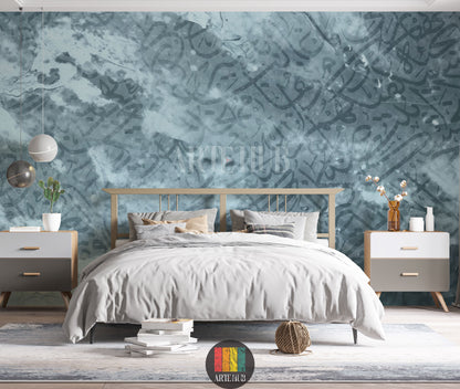 A modern bedroom featuring a prominent wallpaper with abstract Arabic calligraphy in shades of blue and grey, creating a serene artistic atmosphere. Ideal wall decor for homes in Egypt.
غرفة نوم عصرية تحتوي على ورق حائط مميز بفن الخط العربي التجريدي بدرجات الأزرق والرمادي، مما يخلق أجواء فنية هادئة. مثالي لديكور حوائط المنازل في مصر.
room: bedroom