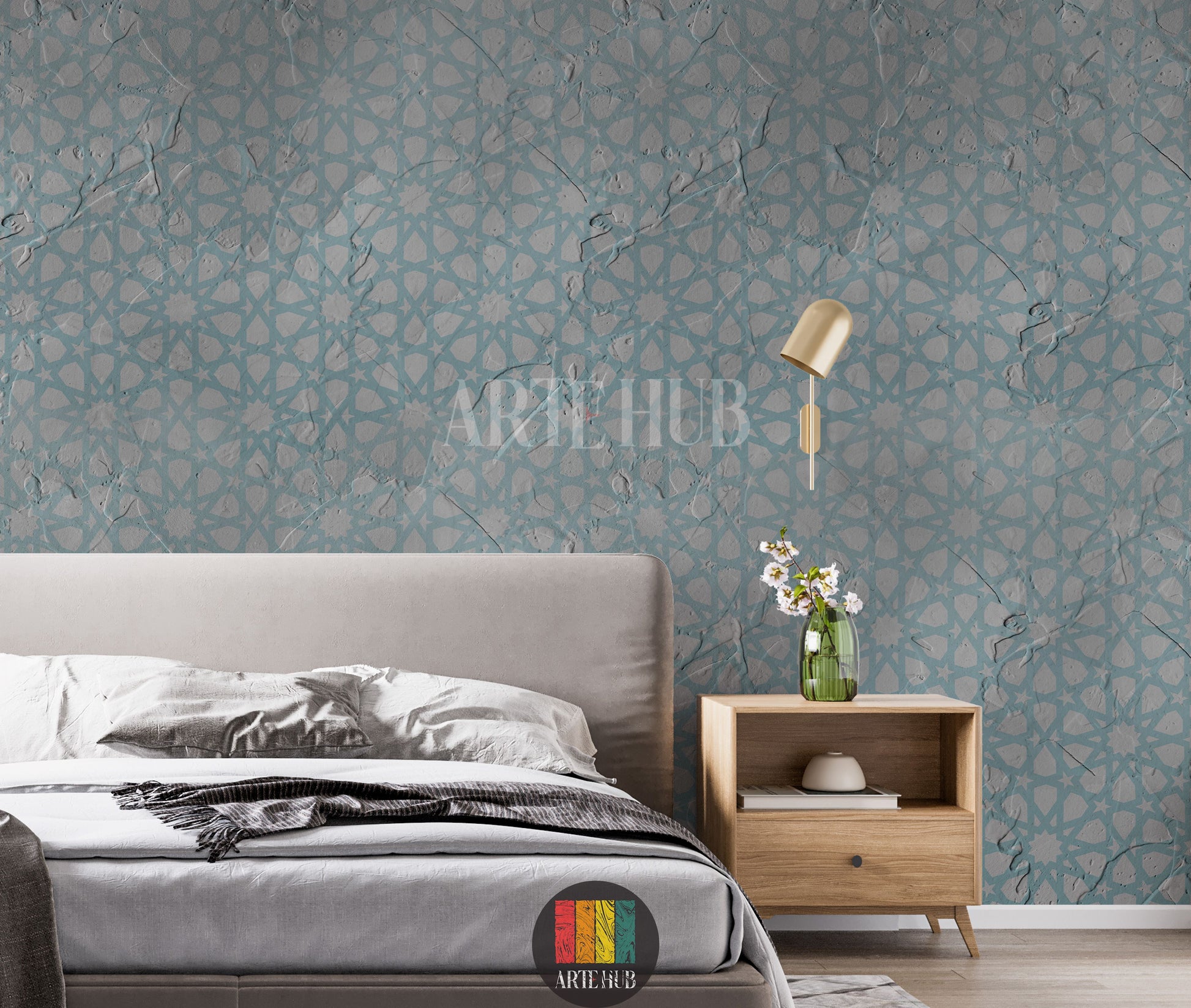 Full view of a modern bedroom featuring a light blue and grey geometric textured wallpaper with an Islamic pattern. A white sofa with grey pillows, a white coffee table with candles and decor, and modern black pendant lights are visible. Ideal for contemporary home decor in Egypt.
صورة كاملة لغرفة نوم عصرية بها ورق حائط مزخرف بنقوش هندسية إسلامية باللون الأزرق الفاتح والرمادي. تظهر كنبة بيضاء بوسائد رمادية، طاولة قهوة بيضاء مع شموع وديكور، وإضاءة معلقة حديثة. 
room: bedroom
