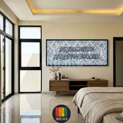  A wide horizontal canvas featuring elegant blue Arabic calligraphy 'La ilaha illa Allah' over a patterned damask background, perfect for modern Egyptian homes by Artehub Egypt.

 تابلوه كانفاس أفقي يضم الشهادة بالخط العربي الأزرق على خلفية من الزخارف الكلاسيكية، مناسب لديكورات الحوائط المودرن في مصر من تصميم Artehub.