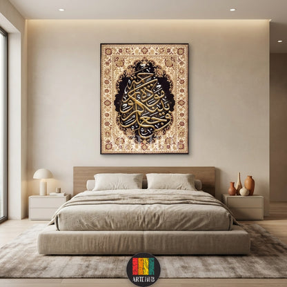 A luxurious canvas featuring gold Arabic calligraphy on a dark background with an ornate rug-style border, perfect for Egyptian style modern living rooms by Artehub Egypt.

تابلوه كانفاس يظهر خط عربي ذهبي على خلفية سوداء مع إطار بنمط السجاد الشرقي الكلاسيكي، مثالي لديكور غرف المعيشة في مصر من آرت هوب.