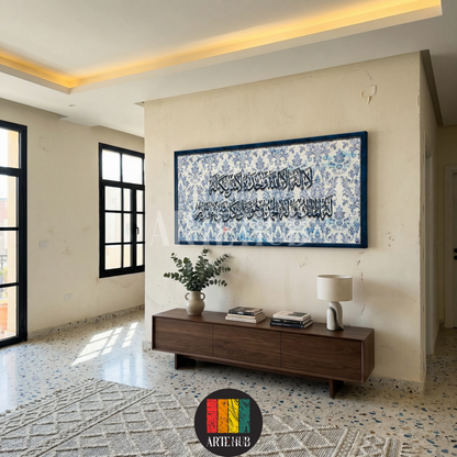  A wide horizontal canvas featuring elegant blue Arabic calligraphy 'La ilaha illa Allah' over a patterned damask background, perfect for modern Egyptian homes by Artehub Egypt.

 تابلوه كانفاس أفقي يضم الشهادة بالخط العربي الأزرق على خلفية من الزخارف الكلاسيكية، مناسب لديكورات الحوائط المودرن في مصر من تصميم Artehub.