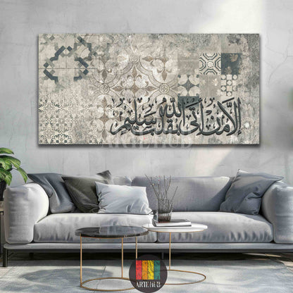 Large canvas wall art featuring elegant Islamic calligraphy over a distressed grey and beige geometric and floral pattern, enhancing a modern Egyptian dining room with wooden furniture and subtle lighting. Perfect for luxury home decor in Egypt.
لوحة كانفاس جدارية كبيرة بتصميم فن الخط الإسلامي على خلفية منقوشة بألوان رمادية وبيج، تزين غرفة طعام عصرية بأثاث خشبي وإضاءة خافتة. مثالية للديكور المنزلي الفاخر في مصر.