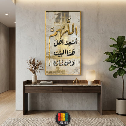  A vertical luxury canvas with gold and black Arabic calligraphy of a blessing prayer displayed in a stylish Egyptian living room by Artehub.

 لوحة كانفاس طولية بخط عربي مذهب لدعاء 'اللهم أسعد أهل هذا البيت' معروضة في غرفة معيشة عصرية داخل مصر من آرت هاب.