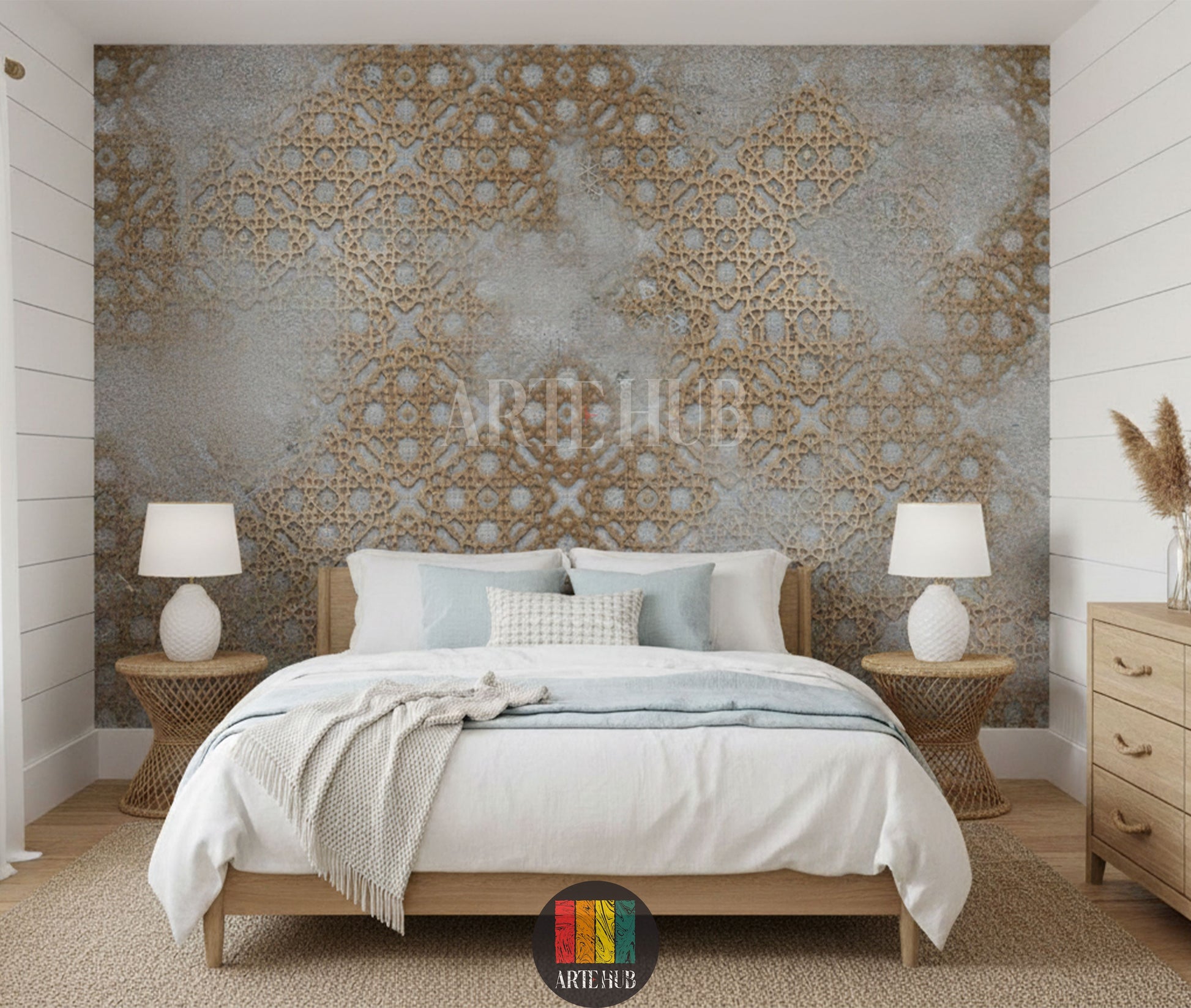 Textured grey and gold Islamic geometric wallpaper in an elegant Egyptian bedroom. Features wooden bed, white bedding, woven tables and lamps. Perfect decor for homes in Egypt.
ورق حائط بنقوش إسلامية هندسية باللون الرمادي والذهبي في غرفة نوم مصرية أنيقة. يضم سرير خشبي، مفروشات بيضاء، طاولات جانبية منسوجة ومصابيح. ديكور مثالي للمنازل في مصر.
room: bedroom