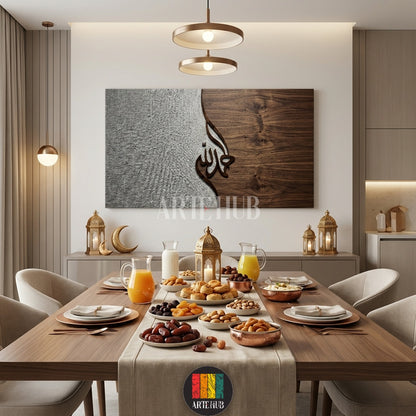A horizontal canvas wall art from Artehub featuring modern Arabic calligraphy on a split background of textured silver and dark wood grain, styled for an Egyptian home.

 تابلوه كانفاس من آرت هاب يتميز بخط عربي مودرن على خلفية مقسمة بين الفضي البارز والخشب الداكن، مناسب لديكورات المنازل الراقية في مصر.