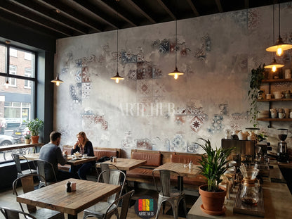 Modern cafe featuring Patina tile-effect wallpaper. Grey wall with distressed texture and faded traditional tile patterns. Ideal wall art for contemporary Egyptian home decor.
كافيه عصري يضم ورق جدران بتأثير الباتينا والبلاط. حائط رمادي بتصميم عتيق ونقوش بلاط تقليدية باهتة. مثالي لديكورات المنازل المصرية الحديثة في مصر.
room: cafe