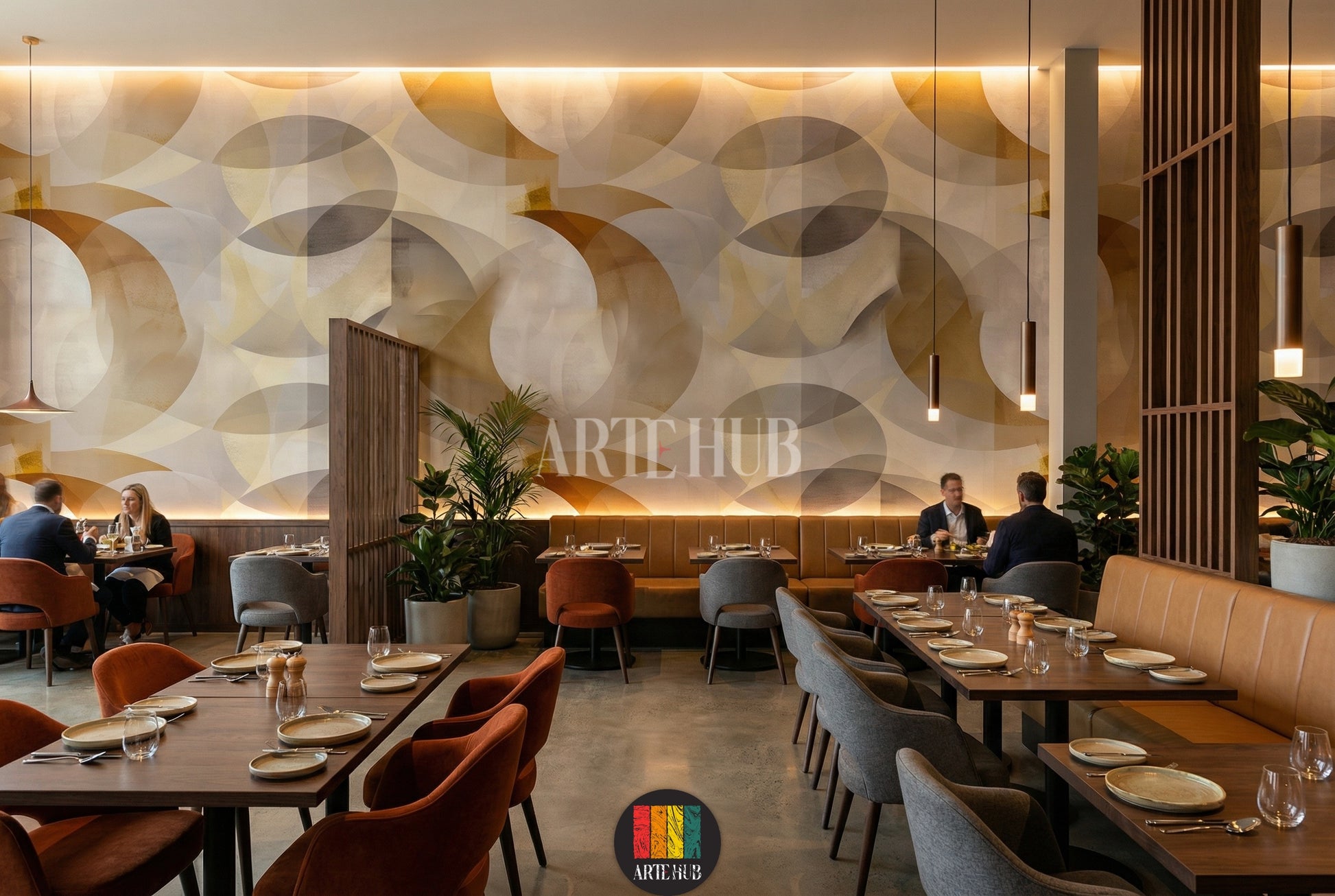 A contemporary  featuring a stunning geometric circles wallpaper in shades of beige, gold, and grey. The modern decor includes a wooden  light grey chairs, and a chandelier, ideal for stylish homes in Egypt.
غرفة طعام عصرية تظهر ورق حائط بتصميم دوائر هندسية بألوان البيج والذهبي والرمادي. الديكور يضم طاولة طعام خشبية، كراسي رمادية فاتحة، وثريا أنيقة، مثالي للمنازل الأنيقة في مصر.
room: restaurant